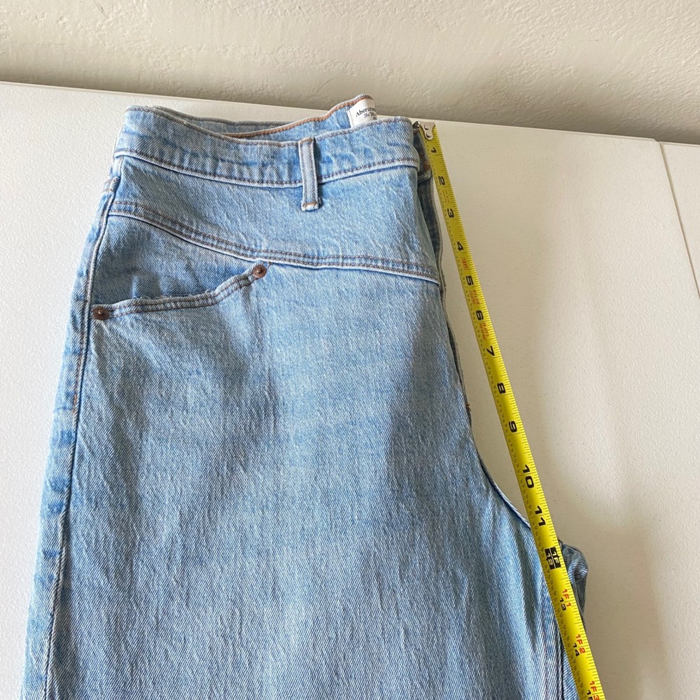 Abercrombie & Fitch The 90s Relaxed Jean High Rise Light Wash Blue 32 14L - Picture 9 of 9
